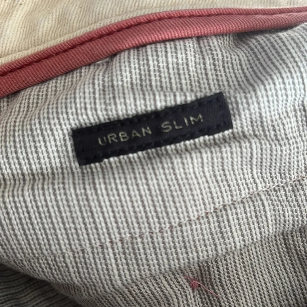 J CREW BROKEN IN URBAN SLIM CHINO KHAKI PANTS IN SALMON RED 32 x 30